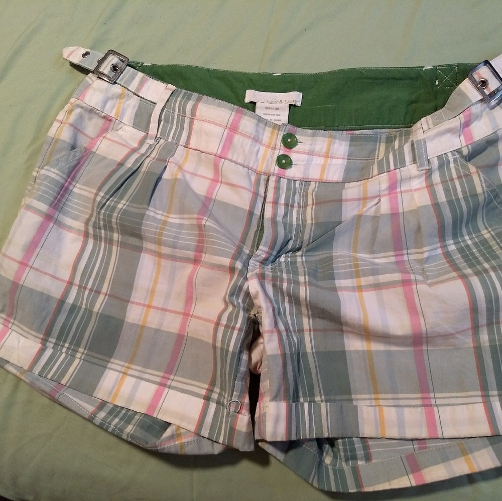 Adorable plaid shorts, preppy, cute!